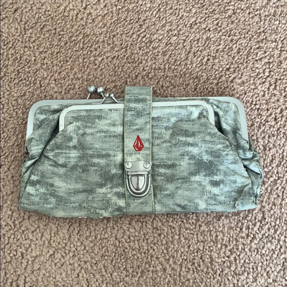Volvo’s clutch wallet